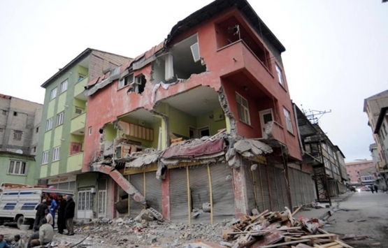 Van daki depremde hasar gören ev sahipleri için kalıcı konut inşaatına başlanmalı!