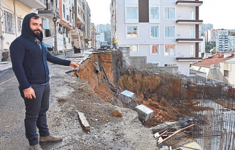 İzmir Karabağlar'da yol çöktü: 3 bina boşaltıldı!