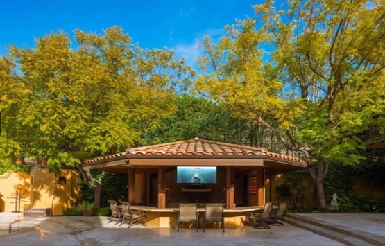 Charlie Sheen Beverly Hills teki evini 8 milyon dolara satıyor!