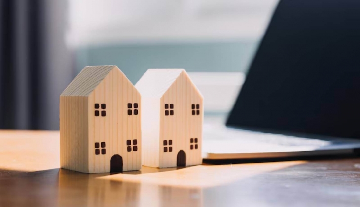 Emlak ilanları başıboş kaldı! Arsa sahibinden habersiz emlakçıdan keyfe keder zam!  