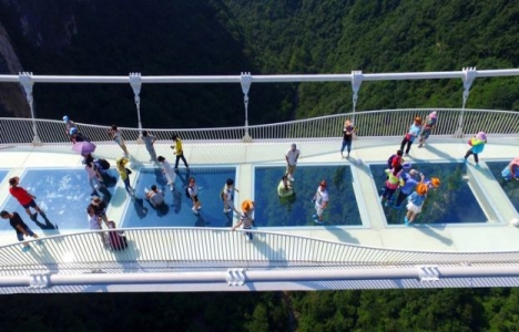 Dünyanın en yüksek cam köprüsü Çin de açıldı!