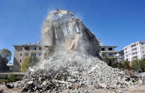 Gemlik Sümer İpek Sitesi sakinleri bina yıkımını yerinde takip etti!