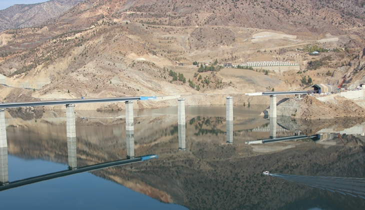 Artvin de 90 kilometrelik yolu 16 kilometre kısaltacak viyadüğün yüzde 65 i tamamlandı!