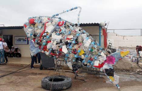 Adana'da denizdeki atıklar, 'balık anıta' dönüştürüldü!