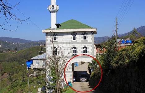 Çayeli'nde köylülerin yol üzerine inşa ettiği cami, görenlerin ilgisini çekiyor!