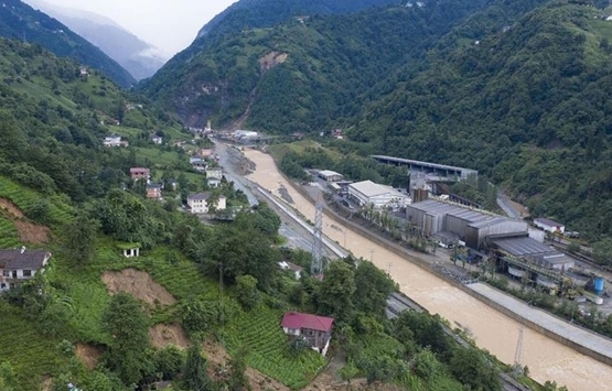 Rize de dolgu alanında dönüşüm başladı: Binalar birbirine yaslanarak ayakta duruyor!
