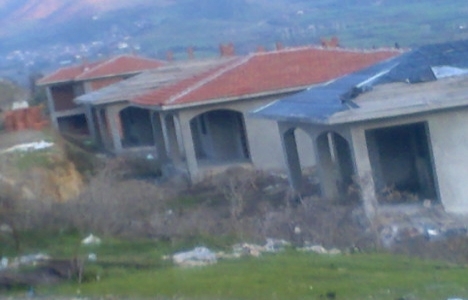 İzmir Karaman Köyü'nde baraj suyu nedeniyle evler yan yattı!