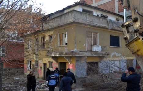 Keçiören'deki iki metruk yapı yıkıldı!