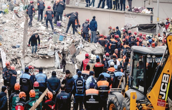 Kartal da göçük altında kalan yaralılar 19 saat sonra çıkarıldı!