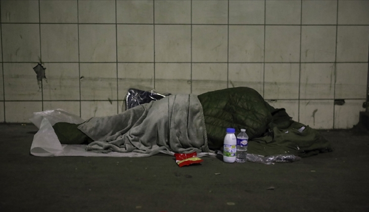 Paris teki evsizler sokaklarda yaşam mücadelesi veriyor!