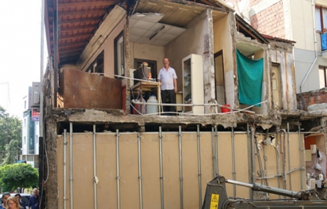 Trabzon'da kentsel dönüşüm yıkılan ev çay ocağı oldu!