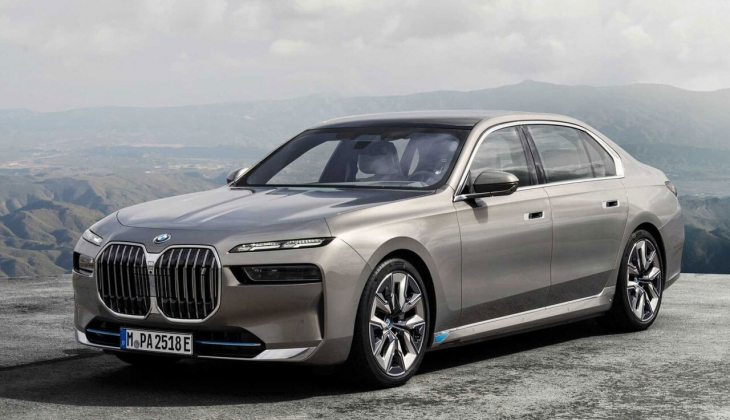 BMW 7 serisi yolda süzülen modelinin Şubat zammı merak ediliyor! İşte 15 Şubat 2023 fiyat listesi