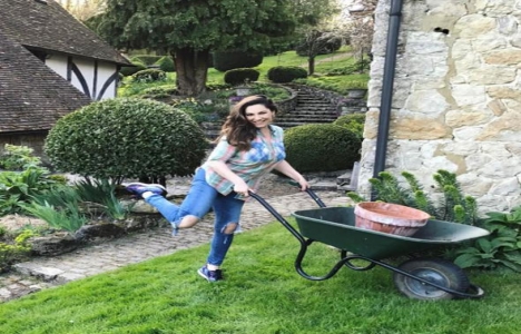 İşte Kelly Brook un merak edilen çiftlik evi!