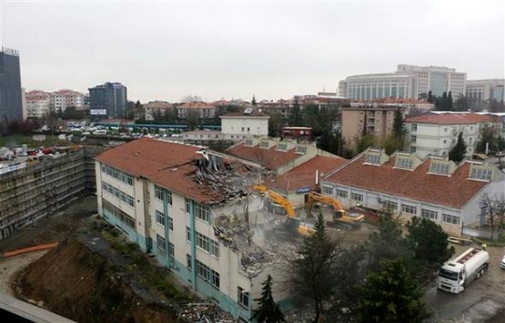Şişli Meslek Lisesi ni tehlikeye sokan bina yıkılıyor!