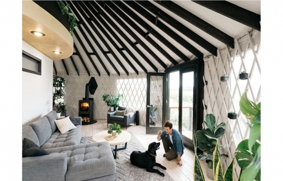 Tasarımcı çift ormanın ortasında rüya gibi ev inşa etti!