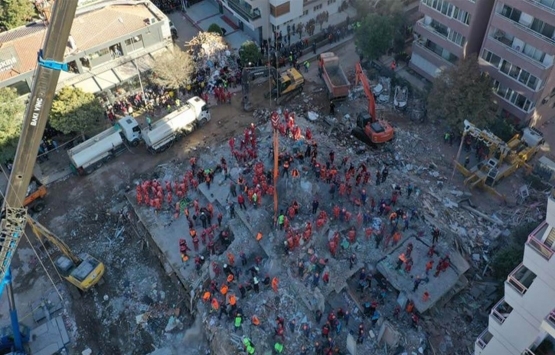 İzmir depreminde yıkılan Rıza Bey Apartmanı nın yerine park yapılması talep edildi!