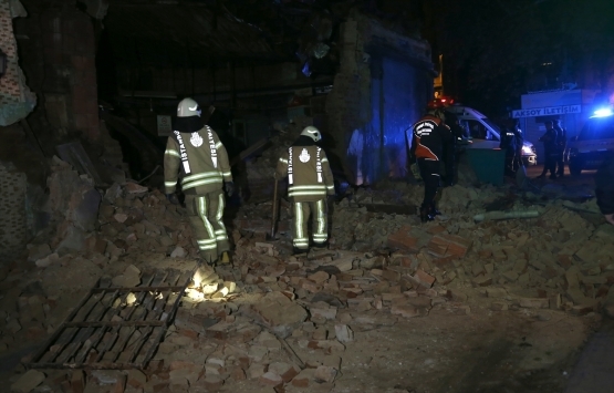 Beyoğlu’nda terk edilmiş bina çöktü!
