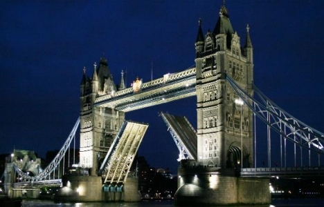 Londra'daki Tower Bridge'in seyir kulesinin zemini camla kaplandı!