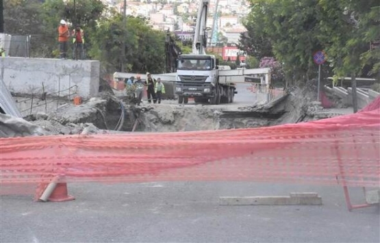 Yenibosna da metro inşaatı bulunan cadde çöktü!