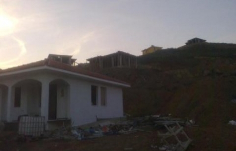 Beydağ'daki köylülerin evleri yan yattı!
