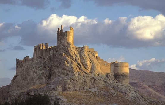 Hoşap Kalesi nin etrafındaki metruk binalar yıkılacak!