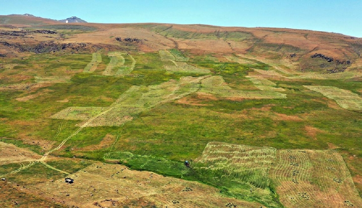 Çiftçi aldığı verim karşısında büyük bir sevinç yaşadı 