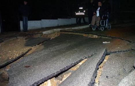 Bolu'da su hattı patladı, iki ev zarar gördü!