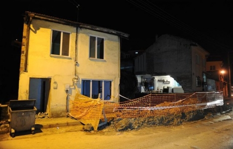 Bursa Osmangazi'de 2 katlı binanın yan duvarı çöktü!