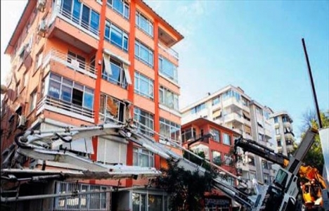 Caddebostan'da devrilen beton pompası binaya girdi!