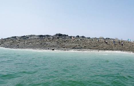 Depremde sonrasında ortaya çıkan ada kayboluyor!