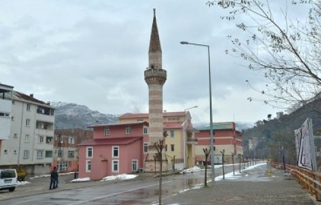 Giresun Yağlıdere'de bir caminin minaresi kaldırımda kaldı!