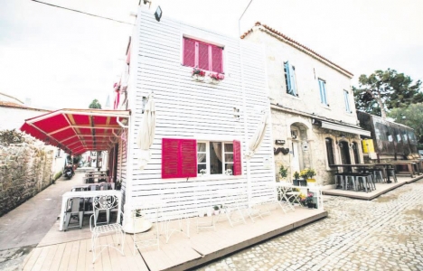 Emre Altuğ Alaçatı daki otelini satıyor!