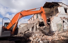 Kahramanmaraş'ta hazine arazisine inşa edilen ev ve ahır yıkıldı!