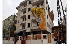 Avcılar’da yıkımına başlanan binalara kapılı bariyer engeli!