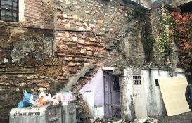 Eminönü'ndeki Valide Han'ın merdivenleri yıkıldı!