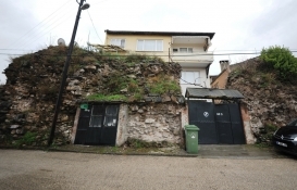 Bursa'da tarihi surların üzerine ev yapmışlar!