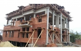 Kıbrıs Alayköy Sanayisi'nde tuğla örerken yere düşen inşaat işçisi yaralandı!