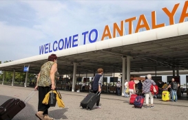 Antalya'ya turist akını: Hava yoluyla gelen kişi sayısı 4 milyonu geçti