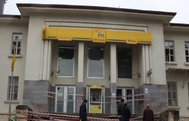 Hatay'da tarihi PTT binasının merdivenleri çöktü!