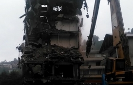 Rize'deki bina yıkım çalışmaları sırasında çöktü!