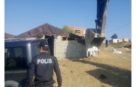 Arnavutköy'deki 5 kaçak yapı yıkıldı!