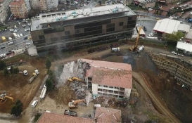Şişli Meslek Lisesi'ni tehlikeye sokan bina yıkılıyor!