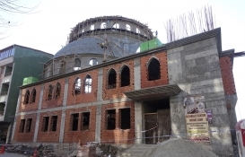 Sultangazi'de cami inşaatının kubbesindeki iskele çöktü!