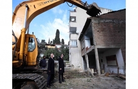 Kocaeli'de 17 Ağustos Depremi'nde hasar gören binalar yıkılıyor!