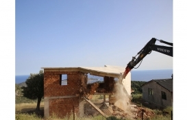 Antalya Kaş'taki 7 kaçak yapı yıkıldı!