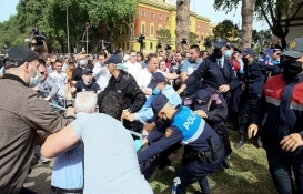 Arnavutluk'ta tiyatro binasının yıkımında şok gözaltı!