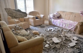 Mersin'deki tek katlı evin tavanı çöktü!
