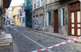 Ayvansaray'da 3 katlı metruk bina çöktü!