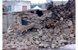 Van Başkale'de evler ve ahırlar yıkıldı! 