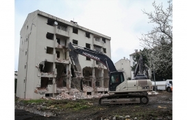 Zeytinburnu'nda millet bahçesi için askeri lojmanların yıkımına başlandı!